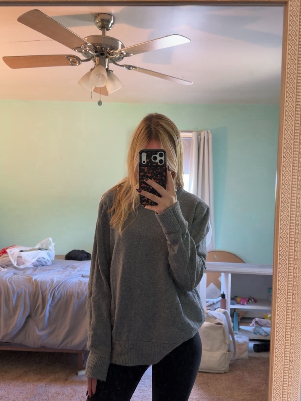 American Eagle Gray Women's Crewneck Sweater - Classic Everyday Knit